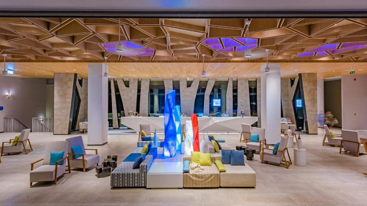 Oceanfront Beach Resort - Sha Extra Plus Patong Εξωτερικό φωτογραφία Lobby