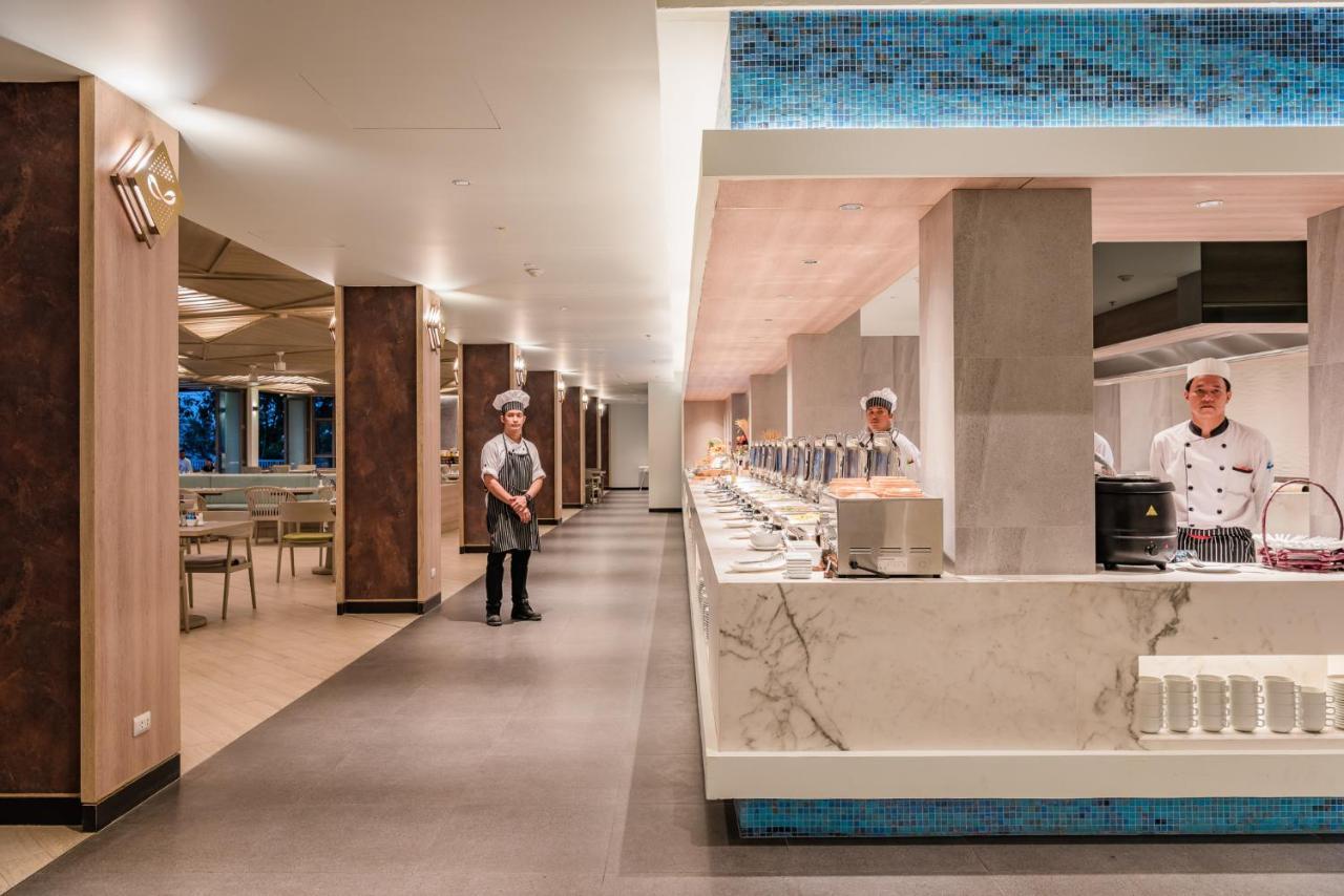 Oceanfront Beach Resort - Sha Extra Plus Patong Εξωτερικό φωτογραφία The buffet at the hotel