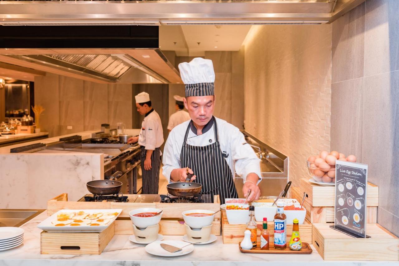 Oceanfront Beach Resort - Sha Extra Plus Patong Εξωτερικό φωτογραφία A chef at work