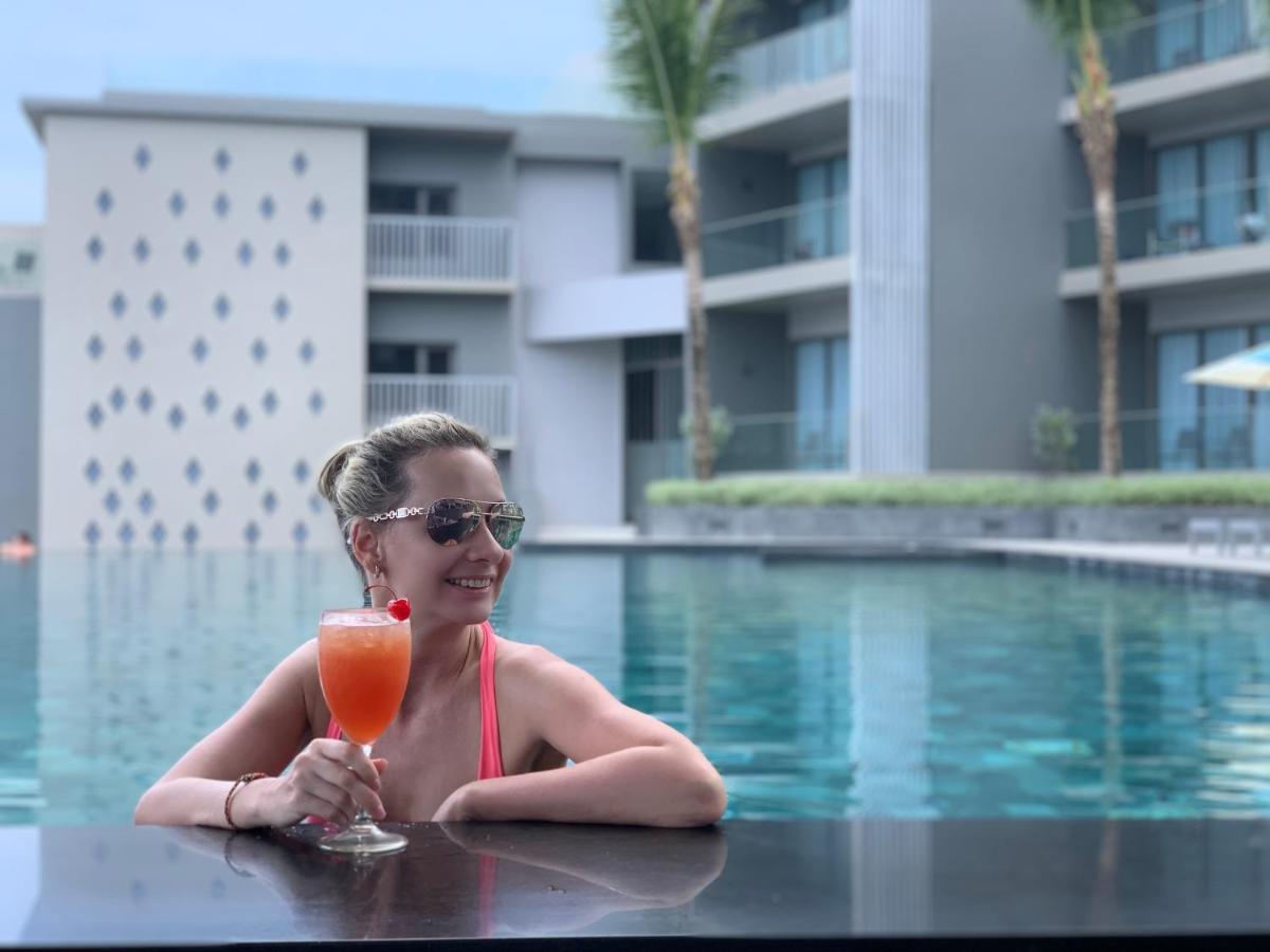 Oceanfront Beach Resort - Sha Extra Plus Patong Εξωτερικό φωτογραφία A woman at a pool in Phuket, Thailand