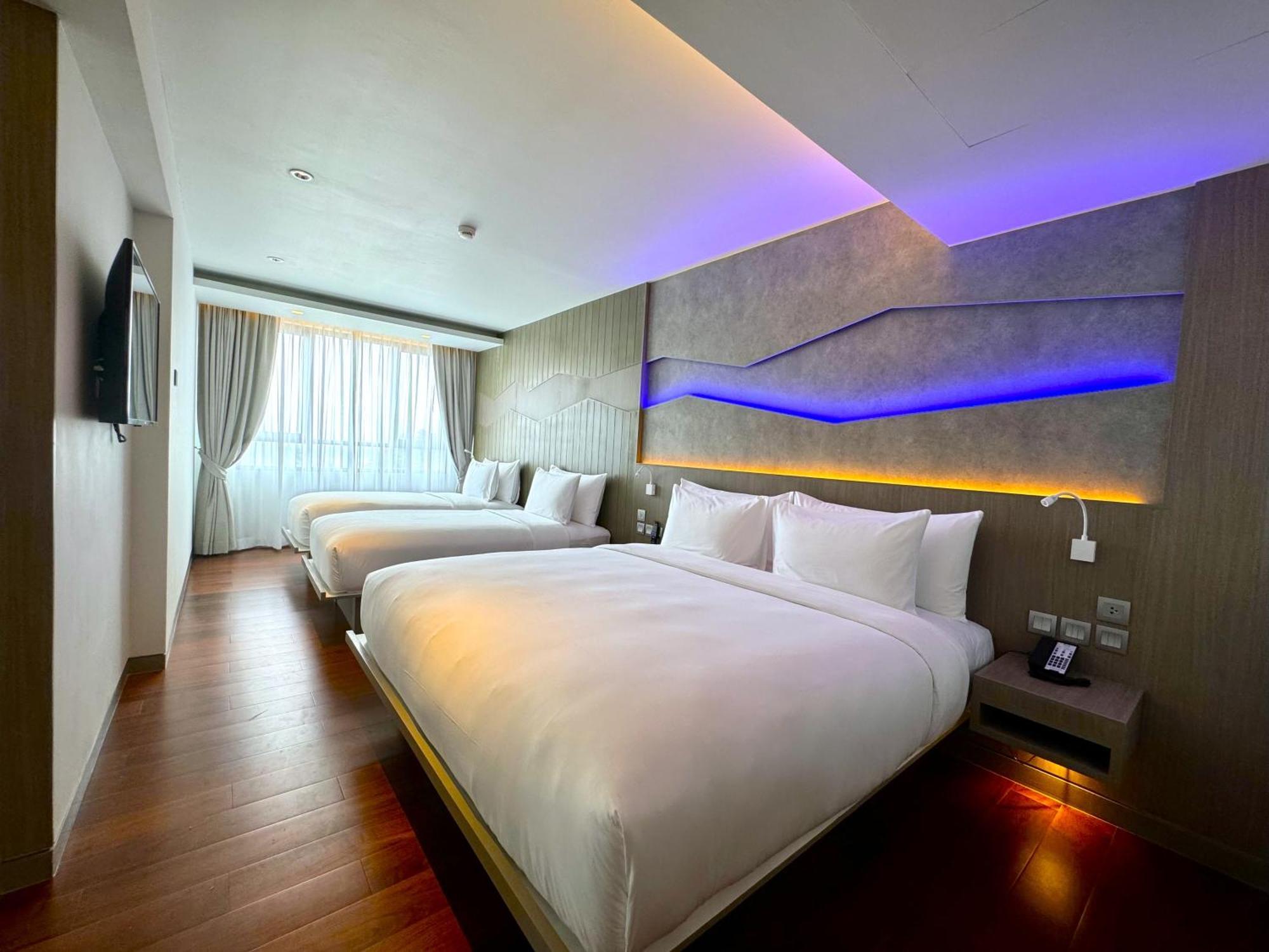 Oceanfront Beach Resort - Sha Extra Plus Patong Δωμάτιο φωτογραφία Deluxe Family Room