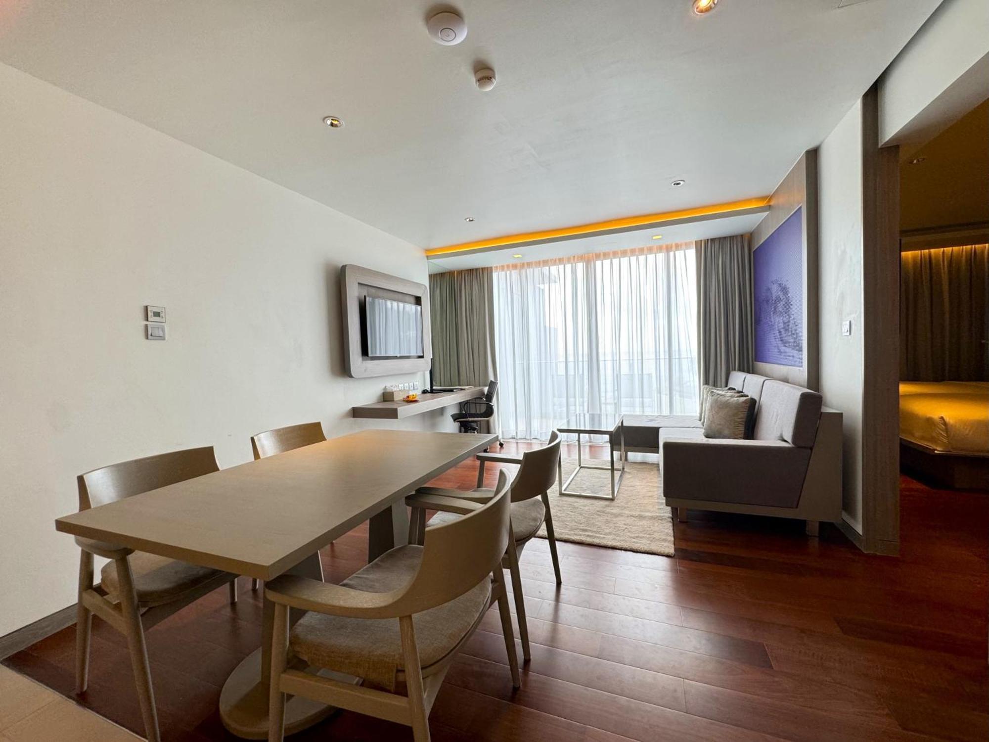 Oceanfront Beach Resort - Sha Extra Plus Patong Δωμάτιο φωτογραφία A suite at the hotel