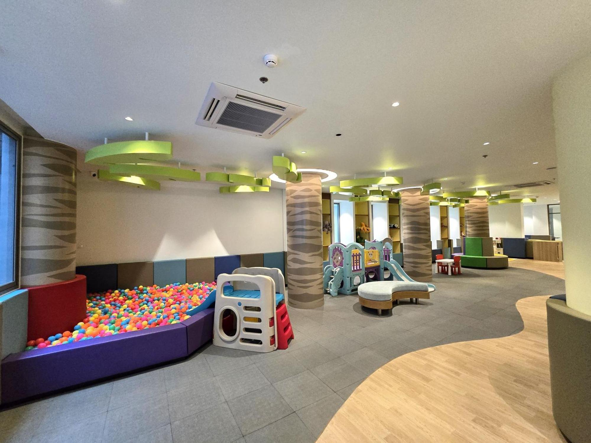 Oceanfront Beach Resort - Sha Extra Plus Patong Εξωτερικό φωτογραφία The Children's Hospital at the Royal Marsden