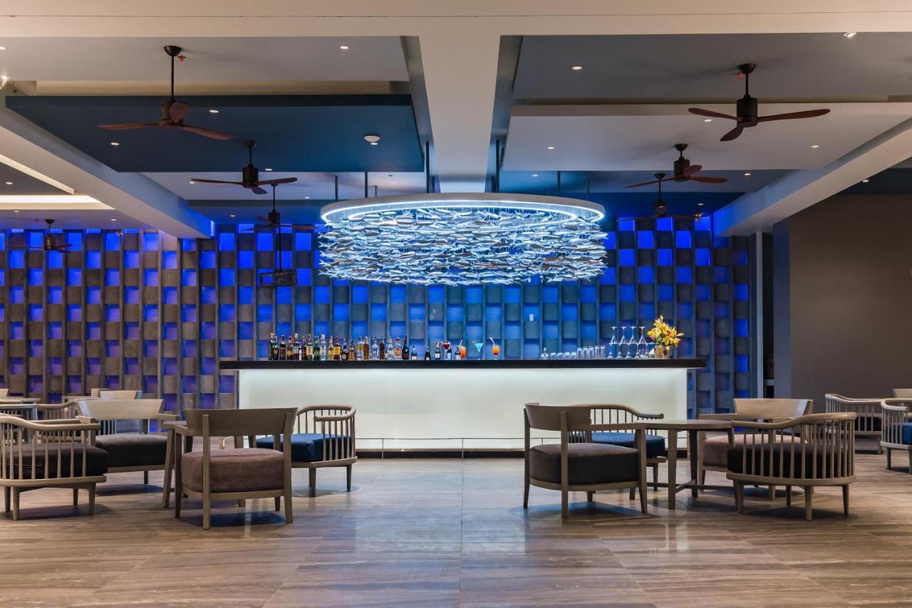 Oceanfront Beach Resort - Sha Extra Plus Patong Εξωτερικό φωτογραφία The bar at the Royal Wing Suites and Spa