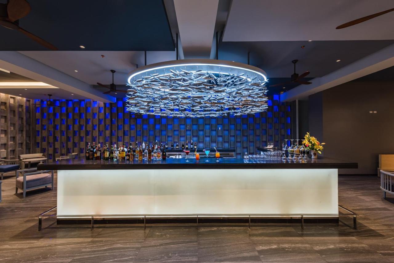 Oceanfront Beach Resort - Sha Extra Plus Patong Εξωτερικό φωτογραφία The bar at the lobby