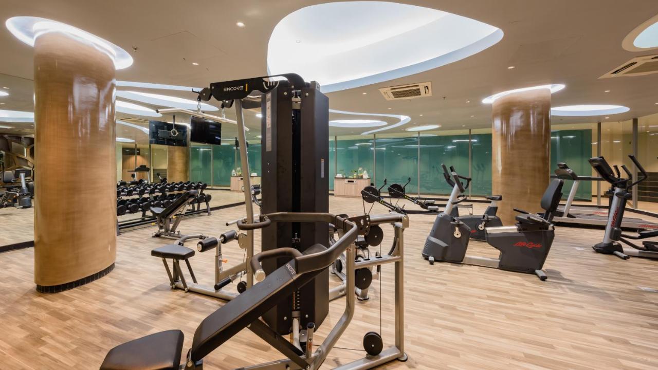 Oceanfront Beach Resort - Sha Extra Plus Patong Εξωτερικό φωτογραφία The gym at the hotel