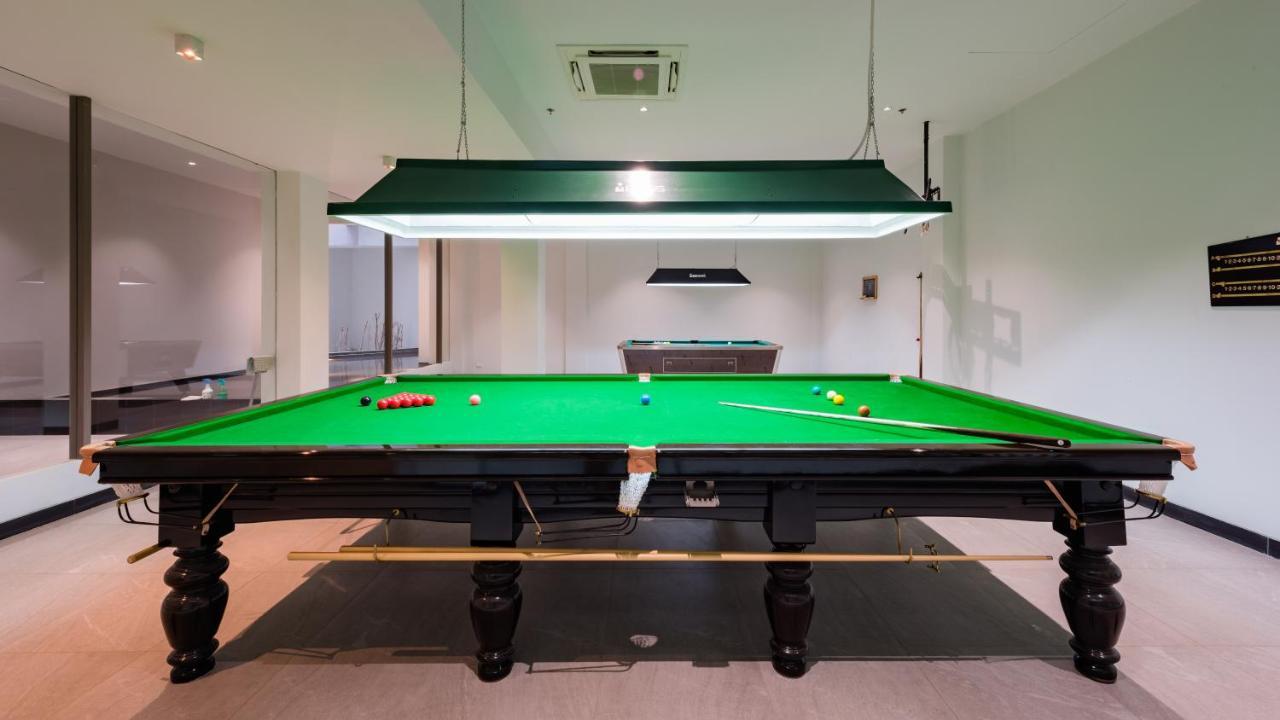Oceanfront Beach Resort - Sha Extra Plus Patong Εξωτερικό φωτογραφία A snooker table